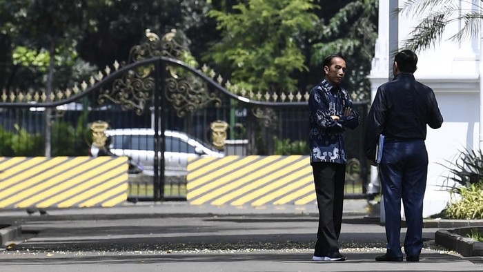 Presiden Joko Widodo (tengah) bersama Wakil Presiden Jusuf Kalla (kiri) dan Menteri Koordinator bidang Kemaritiman Luhut Panjaitan (kanan) meninggalkan Kantor Presiden usai rapat terbatas tentang ketersediaan anggaran dan pagu indikatif tahun 2020 di Jakarta, Senin (22/4/2019). Pemerintah akan mengupayakan penganggaran dan alokasi APBN 2020 memberikan stimulus pada pertumbuhan ekonomi. ANTARA FOTO/Puspa Perwitasari/aww.