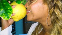 Suka lemon, Beyonce sambil tersenyum memegang sebuah lemon berukuran besar. Sepertinya ini saat masih mengandung anak kembarnya. Foto: Instagram@beyonce