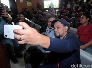 Video Akrabnya Tompi-Rocky Selfie Bareng di Sidang Ratna Sarumpaet