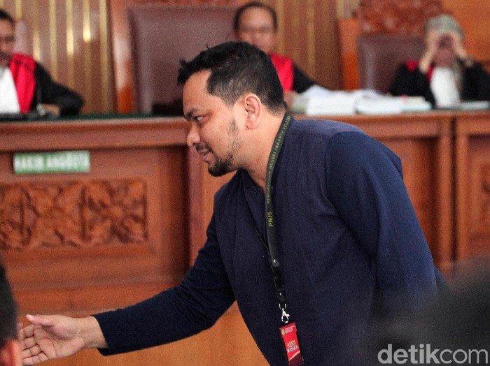 Penyanyi sekaligus dokter bedah plastik, Teuku Adifitrian atau Tompi dihadirkan sebagai saksi sidang lanjutan kasus hoax penganiaan dengan terdakwa Ratna Sarumpaet.