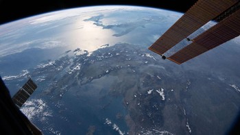 Foto yang berasal dari International Space Station memperlihatkan wilaya Yunani, Italia dan pulau Sisilia. Foto: NASA