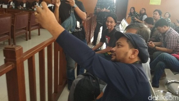 Tompi-Rocky Gerung Selfie Bareng Sebelum Bersaksi di Sidang Ratna Sarumpaet Tompi-Rocky Gerung Selfie Bareng Sebelum Bersaksi di Sidang Ratna Sarumpaet