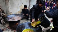 Sajian ini berasal dari Miao, orang dari Barat Daya China yang diberi nama OX Dung Hotpot (hotpot kotoran sapi). Sesuai namanya, kuah hotpotnya terbuat dari air perasan kotoran yang ada pada hewan pemakan rumput seperti sapi. Foto: Istimewa