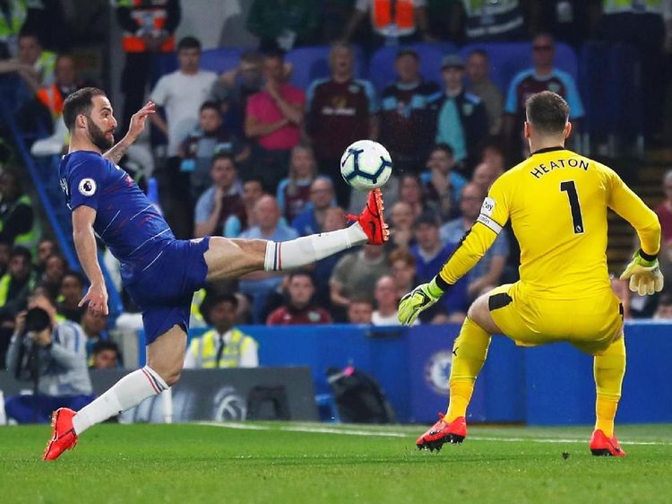 Si Biru Diredam Burnley di Stamford Bridge