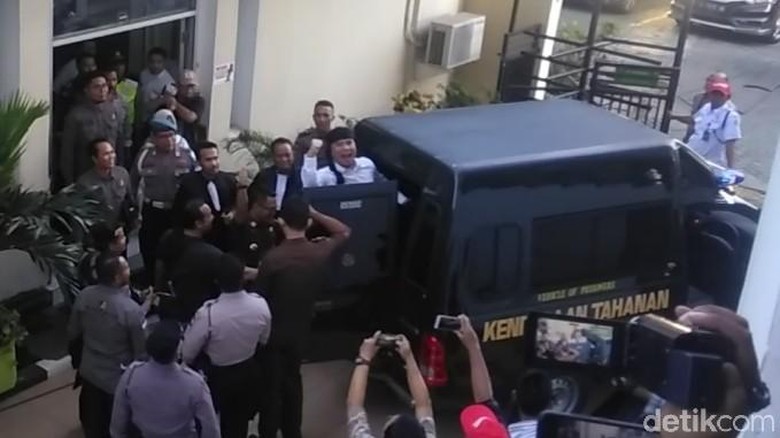 Usai Dituntut 18 Bulan Penjara, Ahmad Dhani Teriak Prabowo Menang Usai Dituntut 18 Bulan Penjara, Ahmad Dhani Teriak Prabowo Menang