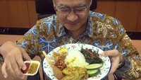 Seporsi nasi ayam betutu dengan sate lilit, dan tumis kangkung jadi menu makan siang spesial ala Masafumi. Duh, lihatnya jadi lapar ya? Foto: Instagram @jpnambsindonesia