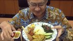 Potret Seru Gaya Kulineran Dubes Jepang yang Hobi Cicip Makanan Indonesia