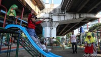 RPTRA yang memiliki luas mencapai 3.800 m2 itu memiliki sejumlah fasilitas penunjang lainnya, mulai dari taman, ruang pertemuan terbuka, lapangan futsal, dan sarana olahraga lainnya.
