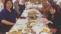 Selain makan siang di kantor dengan berbagai hidangan Indonesia. Masafumi juga sering mampir ke restoran Padang, untuk makan langsung di sana bersama beberapa staffnya. Foto: Instagram @jpnambsindonesia