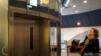 Di menara ini, ada bar dan restoran. Traveler akan naik lift dengan kecepatan 4 meter per detik. Cukup 2 menit, traveler akan dibawa menuju ke ketinggian 168 meter. (Wahyu Setyo/detikcom)