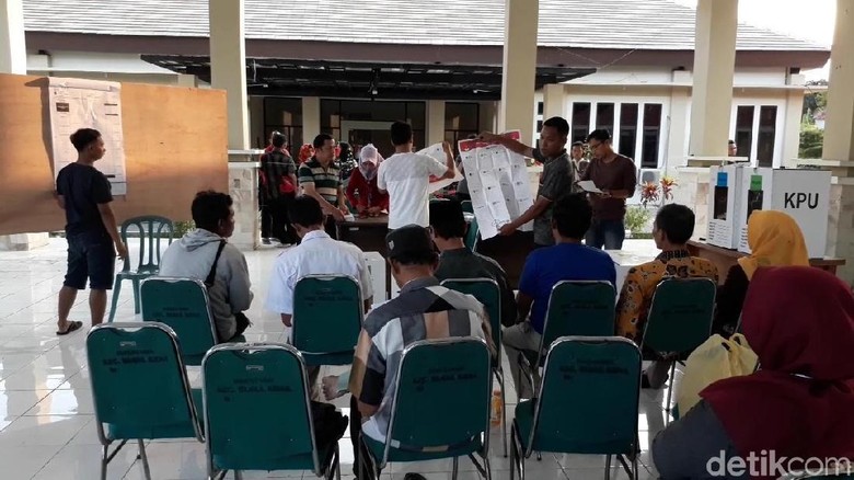 KPPS Salah Hitung, TPS di Pasuruan Ini Lakukan Penghitungan Ulang KPPS Salah Hitung, TPS di Pasuruan Ini Lakukan Penghitungan Ulang
