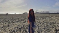 Jisoo pun berfoto dengan latar pantai dan bianglala yang menjadi ikonik pantai ini. Walau wajahnya tidak terlihat jelas, tapi Jisoo tetap memukau bukan? (sooyaaa__/Instagram)
