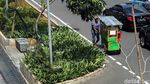 Potret PKL Berjualan di Trotoar dan JPO Sudirman