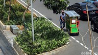 Seorang pedagang melintas di Jalan Sudirman, Jakarta. 
