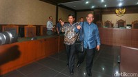 Idrus meninggalkan PengadilanTipikor usai sidang vonis.