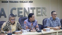 Komisioner Bawaslu Fritz Edward Siregar, Ketua Bawaslu Abhan dan Dirjen Aptika Kementerian Kominfo Samuel Pangerapan saat memberikan keterangan di gedung Bawaslu, Jakarta, Selasa (23/5).