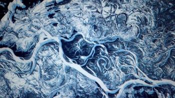 Foto yang diambil dari ISS pada tahun 2017 ini menampakkan sungai beku Dnieper yang mengalir dari Rusia ke laut Hitam. Foto: NASA