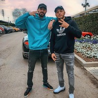 Karim Benzema yang menurut Zinedine Zidane adalah striker atau penyerang terbaik dunia selalu tampil kekinian bak generasi hypebeast. Seperti penampilannya saat berpose dengan rapper Hornet La Frappe ini, pesepakbola 31 tahun itu tampil dengan topi dan hoodie biru dari brand Balenciaga. Jam tangan favorit anak hypebeast merek Richard Mille melingkar di tangannya.  (Foto: Instagram)