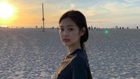 Santa Monica Beach merupakan salah satu pantai favorit yang selalu ramai dkunjungi wisatawan di Los Angeles. Beragam aktivitas bisa dilakukan seperti menikmati pantai, berkunjung ke taman bermain di tepi pantai, bersepeda, dan berenang. (jennierubyjane/Instagram)
