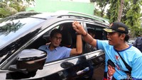 Mobil yang ditumpangi Sandiaga berjalan meninggalkan kantor kecamatan.