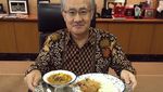Potret Seru Gaya Kulineran Dubes Jepang yang Hobi Cicip Makanan Indonesia