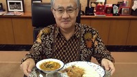 Lewat akun Instagramnya, Masafumi Ishii aktif membagikan foto-fotonya saat sedang mencoba aneka makanan tradisional khas Indonesia. Makanan yang dicicip cukup beragam, dari ayam kremes dan sayur asem, hingga soto Padang. Foto: Instagram @jpnambsindonesia