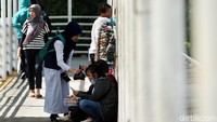 Tidak hanya trotoar, jembatan penyeberangan orang (JPO) juga dijadikan tempat untuk menggelar lapak.