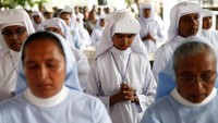 Seperti dilansir AFP, Selasa (23/4/2019), momen mengheningkan cipta selama tiga menit ini dimulai sekitar pukul 08.30 waktu setempat. Thomas Peter/Reuters.