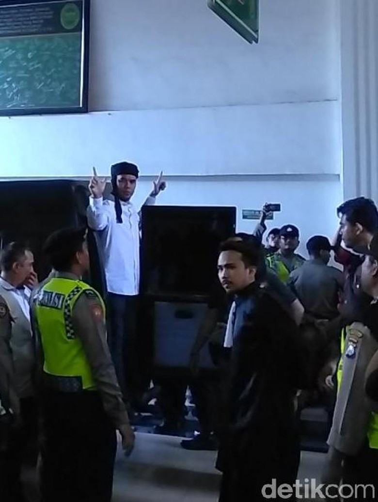 Kuasa Hukum Ahmad Dhani Siapkan 3 Poin Pembelaan Kasus Idiot Kuasa Hukum Ahmad Dhani Siapkan 3 Poin Pembelaan Kasus Idiot