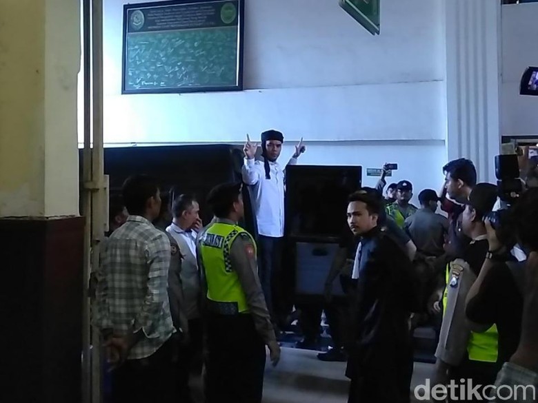 Menuju Ruang Sidang, Dhani: Salam untuk BPN, Rakyat Semesta Menjaga KPU Menuju Ruang Sidang, Dhani: Salam untuk BPN, Rakyat Semesta Menjaga KPU