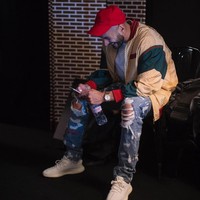 Memegang sebotol air mineral merek Evian, Karim Benzema tampil stylish memakai topi Balenciaga, jaket dari Gucci, jeans Off White dan sneakers Adidas Yeezy. Gayanya semakin mewah dengan jam tangan Audemars Piguet yang menghiasi pergelangan tangannya. (Foto: Instagram)