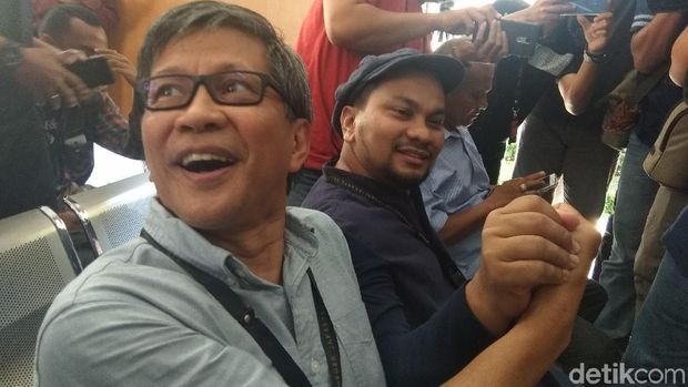 Tompi-Rocky Gerung Selfie Bareng Sebelum Bersaksi di Sidang Ratna Sarumpaet