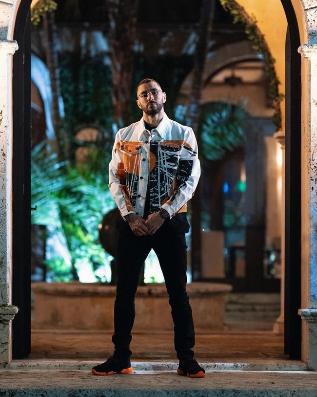 Berpose bak model, Karim yang diketahui seorang muslim itu tampil memakai jaket Calvin Klein dan snekaers Prada seharga 651,31 euro atau sekitar Rp 10 jutaan. (Foto: Instagram)