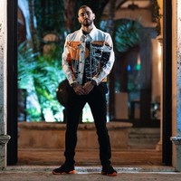 Berpose bak model, Karim yang diketahui seorang muslim itu tampil memakai jaket Calvin Klein dan snekaers Prada seharga 651,31 euro atau sekitar Rp 10 jutaan. (Foto: Instagram)