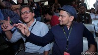 Di dalam ruangan sidang, Rocky dan Tompi tampak akrab.