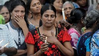 Di gereja St Anthonys Shrine di Colombo --yang menjadi salah satu lokasi ledakan-- dipenuhi kerumunan warga yang bersama-sama menyalakan lilin dan berdoa untuk para korban. Dinuka Liyanawatte/Reuters.