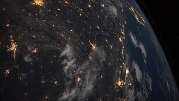 Foto besutan astronor Mark Vande Hei memperlihatkan Bumi malam hari. Foto: NASA