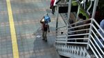 Potret PKL Berjualan di Trotoar dan JPO Sudirman