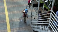 Seorang pedagang menjajakan dagangan dengan berkeliling di kawasan Jalan Sudirman.
