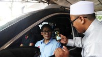 Seorang warga mengambil foto Sandiaga Uno.