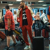 Bukan Karim Benzema namanya jika tampil biasa saja tanpa busana branded melekat di tubuhnya. Karim tampil stylish saat berada di bandara dalam balutan jaket, t-shirt dan trackpants dari Gucci. Penampilannya bak anak hypebeast semakin lengkap dengan sneakers Adidas Yeezy sebagai alas kakinya. (Foto: Instagram)