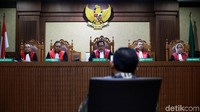 Majelis hakim menyatakan uang dari Johanes Budisutrisno Kotjo yakni Rp 4,750 miliar dan Rp 2,250 miliar diterima oleh Eni Maulani Saragih dengan sepengetahuan dan persetujuan Idrus Marham.