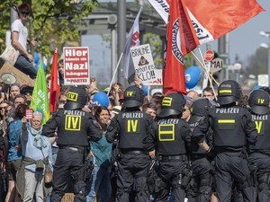 Pawai 20 Neonazi Rayakan Ultah Hitler Dihadang 2 Ribu Penentang