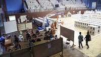 Rekapitulasi surat suara terus dikebut petugas.