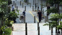Pedagang kopi keliling mangkal di trotoar Jalan Sudirman. 