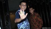 Sekjen Demokrat Hinca Panjaitan melambaikan tangan.