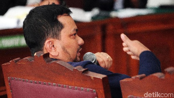 Ekspresi Tompi Saat Bersaksi di Sidang Ratna Sarumpaet