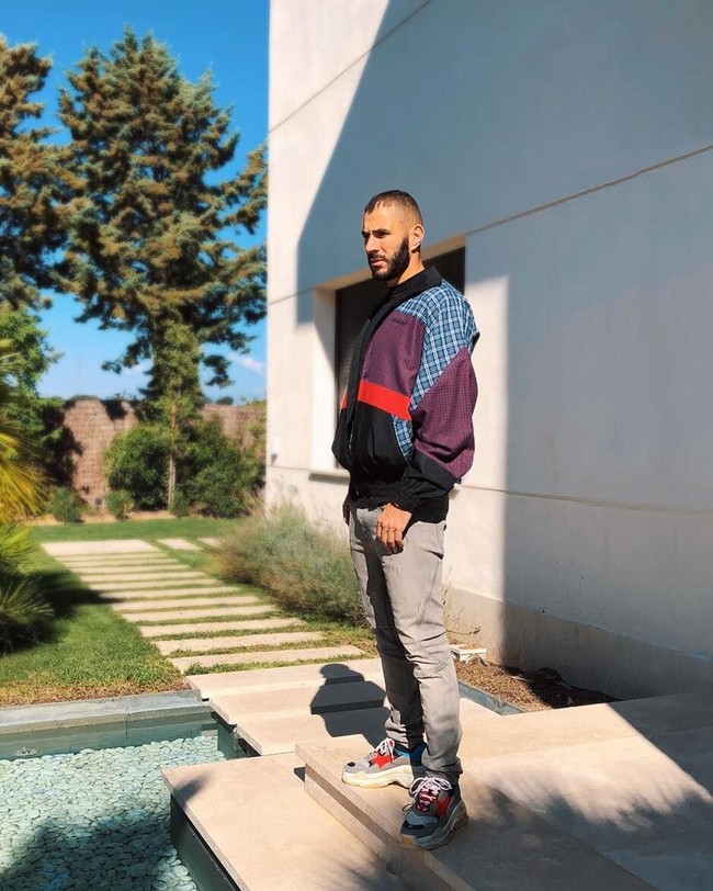 Pemain bola kelahiran Prancis itu tampil kekinian dengan dad sneakers dari Balenciaga yang naik daun pada 2018. Dia melengkapi gaya stylishnya dengan jaket dari brand Prancis, Faith Connexion. (Foto: Instagram)