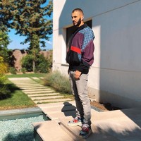 Pemain bola kelahiran Prancis itu tampil kekinian dengan dad sneakers dari Balenciaga yang naik daun pada 2018. Dia melengkapi gaya stylishnya dengan jaket dari brand Prancis, Faith Connexion. (Foto: Instagram)