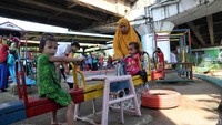 Sejumlah fasilitas bermain, seperti ayunan, jungkat jungkit, dan papan seluncur tersedia dan masih terawat dengan baik hingga kini.
